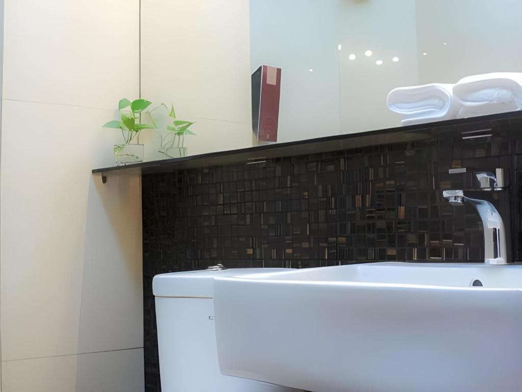 Favor Hotel Makassar City Center By Life Ngoại thất bức ảnh
