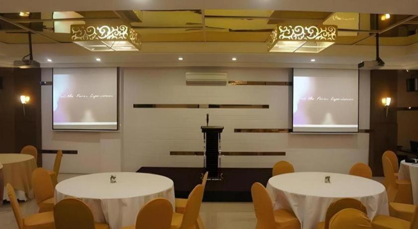 Favor Hotel Makassar City Center By Life Ngoại thất bức ảnh
